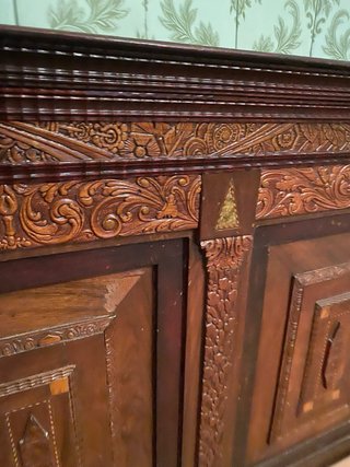 Banca antigua de madera y tela