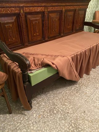 Banca antigua de madera y tela