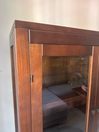Mueble vitrina de salón de madera y cristal