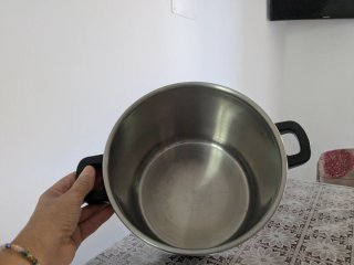 Grande pentola in metallo e plastica