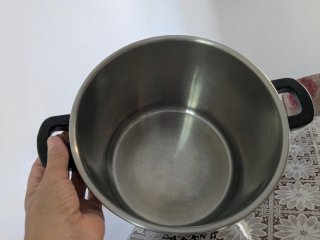 Grande pentola in metallo e plastica