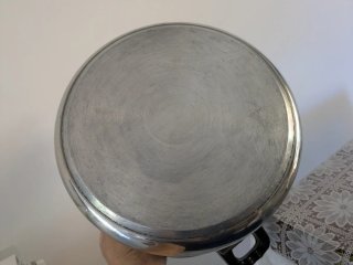 Grande pentola in metallo e plastica