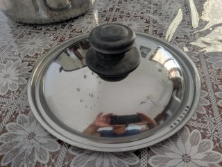 Grande pentola in metallo e plastica