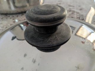 Grande pentola in metallo e plastica