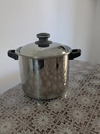 Grande pentola in metallo e plastica