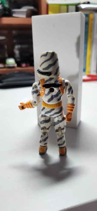 Action figure con costume mimetico