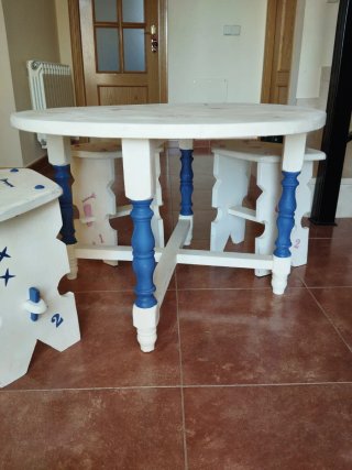 Mesa infantil de madera con taburetes