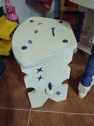 Mesa infantil de madera con taburetes