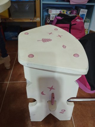 Mesa infantil de madera con taburetes