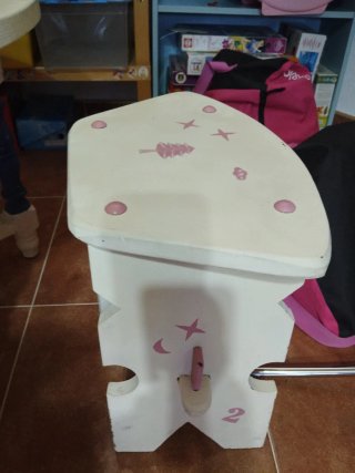 Mesa infantil de madera con taburetes