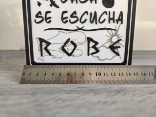 Placa Decorativa En esta casa se escucha Robe