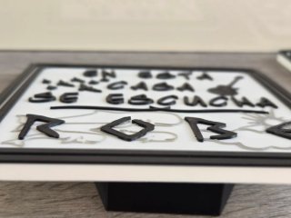 Placa Decorativa En esta casa se escucha Robe