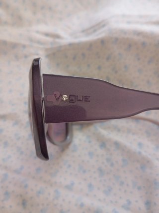 Gafas de sol moradas y grises