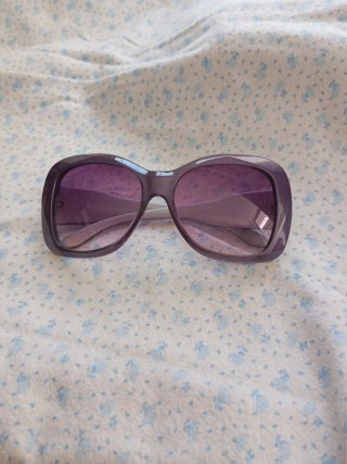 Gafas de sol moradas y grises