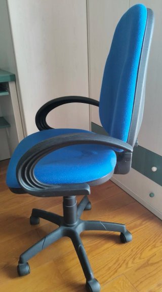 Silla de oficina/estudio cómoda y regulable