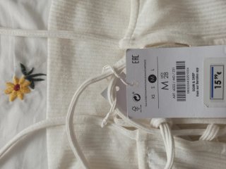 Vestido Bershka blanco con etiqueta