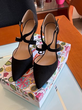 Zapatos de salón negros con tiras