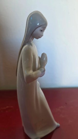 Figura Lladro niña rezando porcelana
