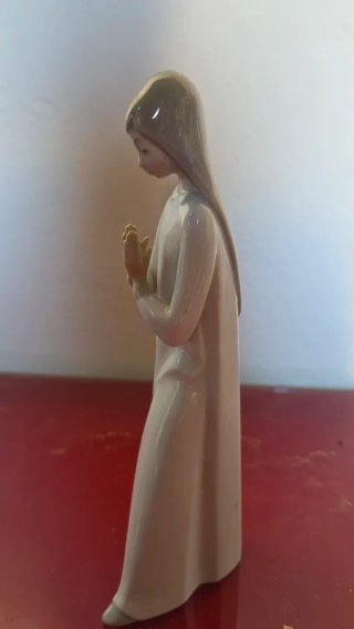 Figura Lladro niña rezando porcelana
