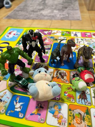 Lote de juguetes: figuras y libros
