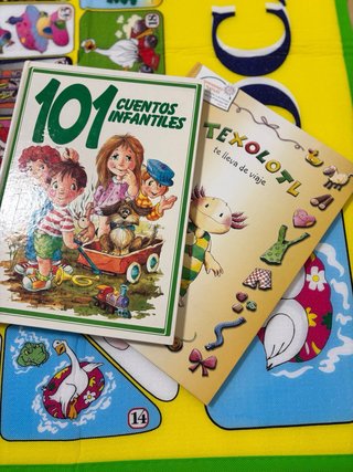 Lote de juguetes: figuras y libros