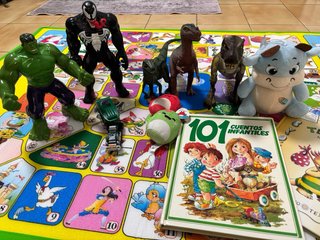 Lote de juguetes: figuras y libros