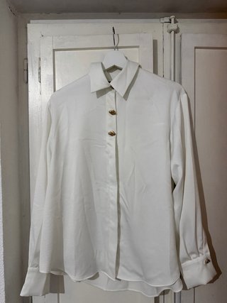 Camisa blanca con botones dorados