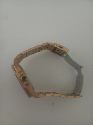Reloj Guess Dorado y Negro
