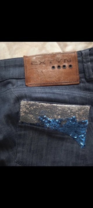 Jeans blu con tasche decorate