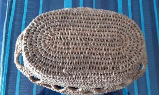 Cesta antigua de palma tejida