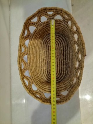 Cesta antigua de palma tejida