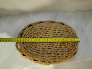 Cesta antigua de palma tejida