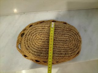 Cesta antigua de palma tejida
