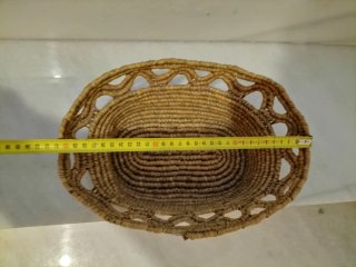Cesta antigua de palma tejida