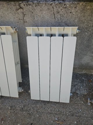 Lote tres radiadores de aluminio y uno de hierro.