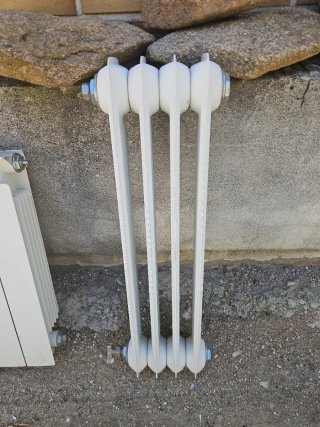 Lote tres radiadores de aluminio y uno de hierro.