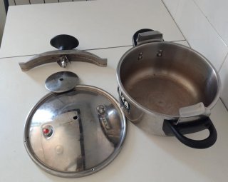Olla a presión, sin montar. Están todas las piezas