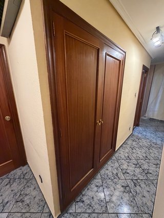 Conjunto puertas de madera para vivienda o casita.