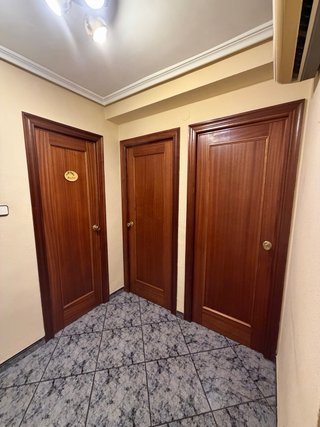 Conjunto puertas de madera para vivienda o casita.
