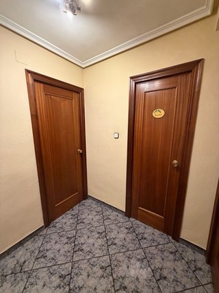 Conjunto puertas de madera para vivienda o casita.