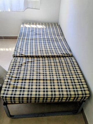 Puf cama de tela a cuadros