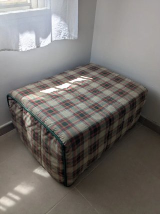 Puf cama de tela a cuadros