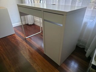 Escritorio blanco con cajón y silla