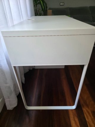 Escritorio blanco con cajón y silla