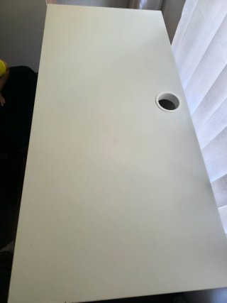 Escritorio blanco con cajón y silla