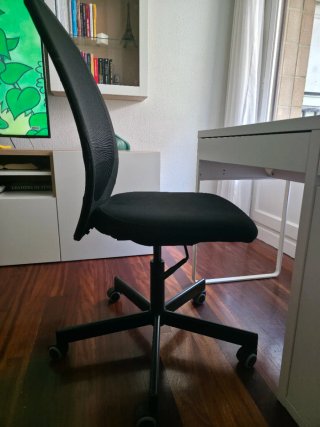 Escritorio blanco con cajón y silla