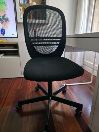 Escritorio blanco con cajón y silla