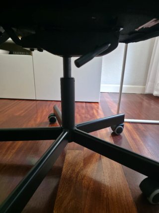 Escritorio blanco con cajón y silla