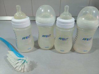 Regalo 4 Biberones Avent Philips y escobilla