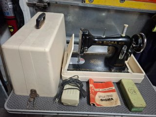 Máquina de coser SIGMA con accesorios